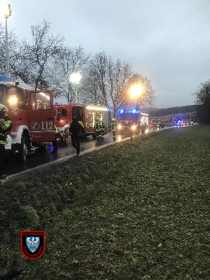 Verkehrsunfall mit eingeklemmter Person im Fahrzeug! 